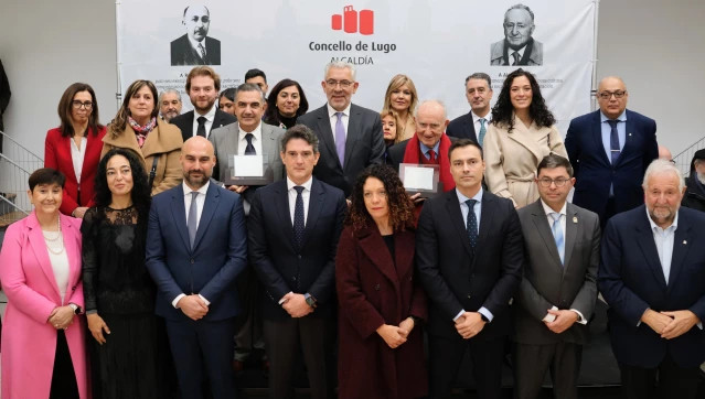 Grupos municipales del PSOE y PP, alcalde del Concello de Lugo y homenajeados.
