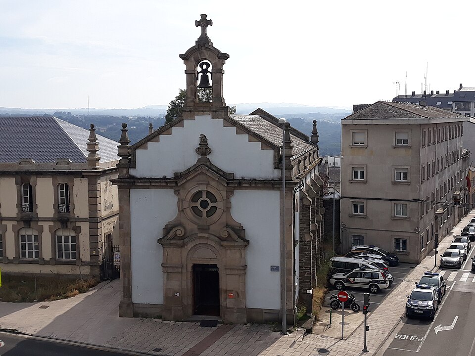 La Capilla de Santa María se encuentra fuera del recinto amurallado, frente a la Puerta Bispo Odoario. Formaba parte de un conjunto de edificios integrado por el Hospital de Santa María - hoy Centro de Artesanía e Deseño de Galicia - situado en la ronda de la Muralla, entre la Porta Miñá y la del Bispo Odoario.