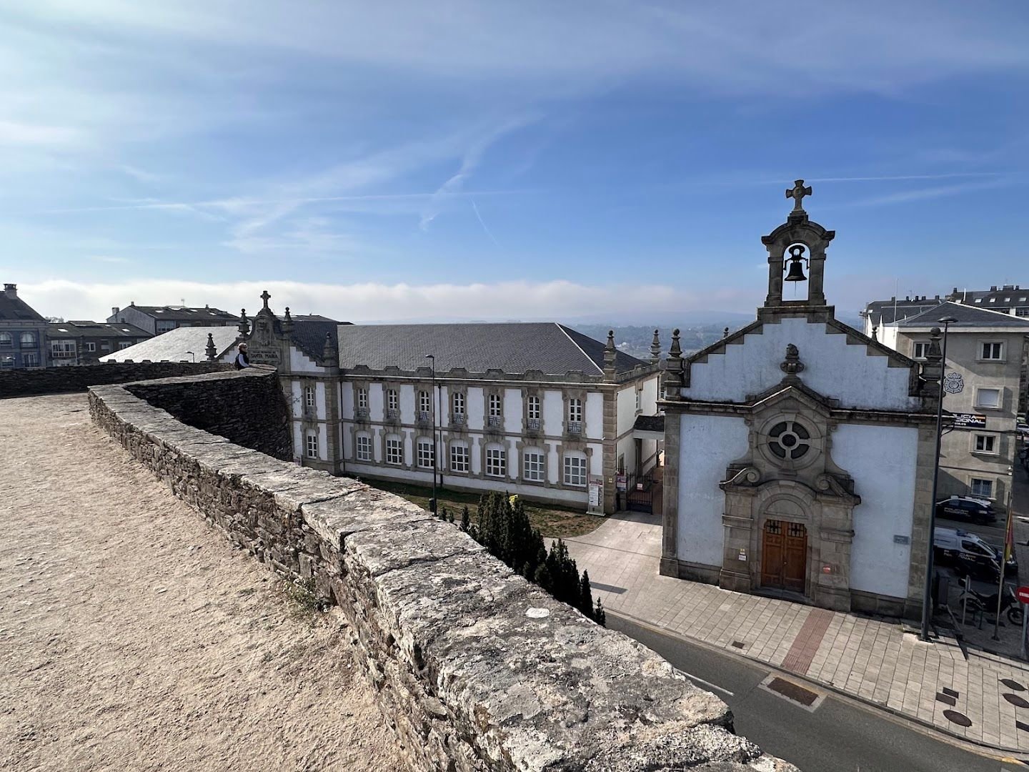 Vista del Hospital de Santa María y Capilla desde la muralla.